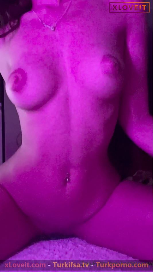 Kardelexuwu ifşa Yakın çekim dildoya oturuşunu çekti