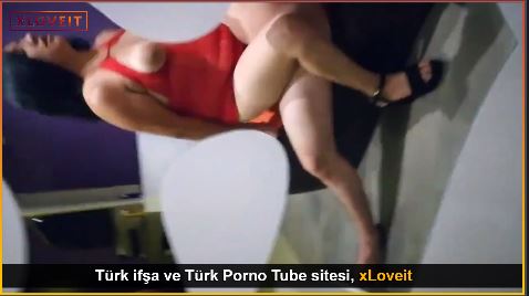 Pavyonda sikiş Bircanı götürüyor ayak üstü