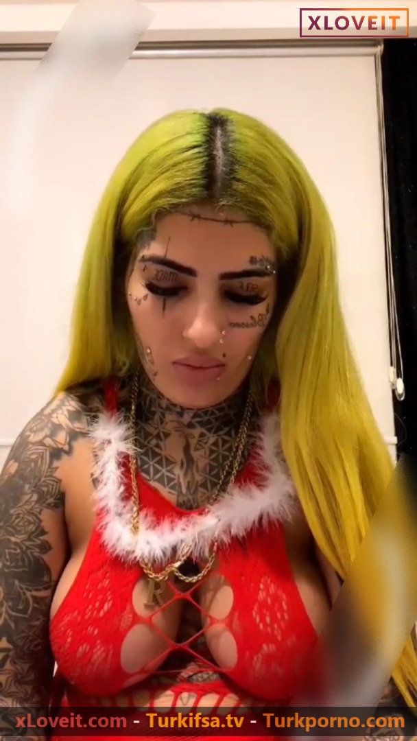 Raperin Yılmaz ifşa Transparan dantelli kıyafetiyle meme salladı